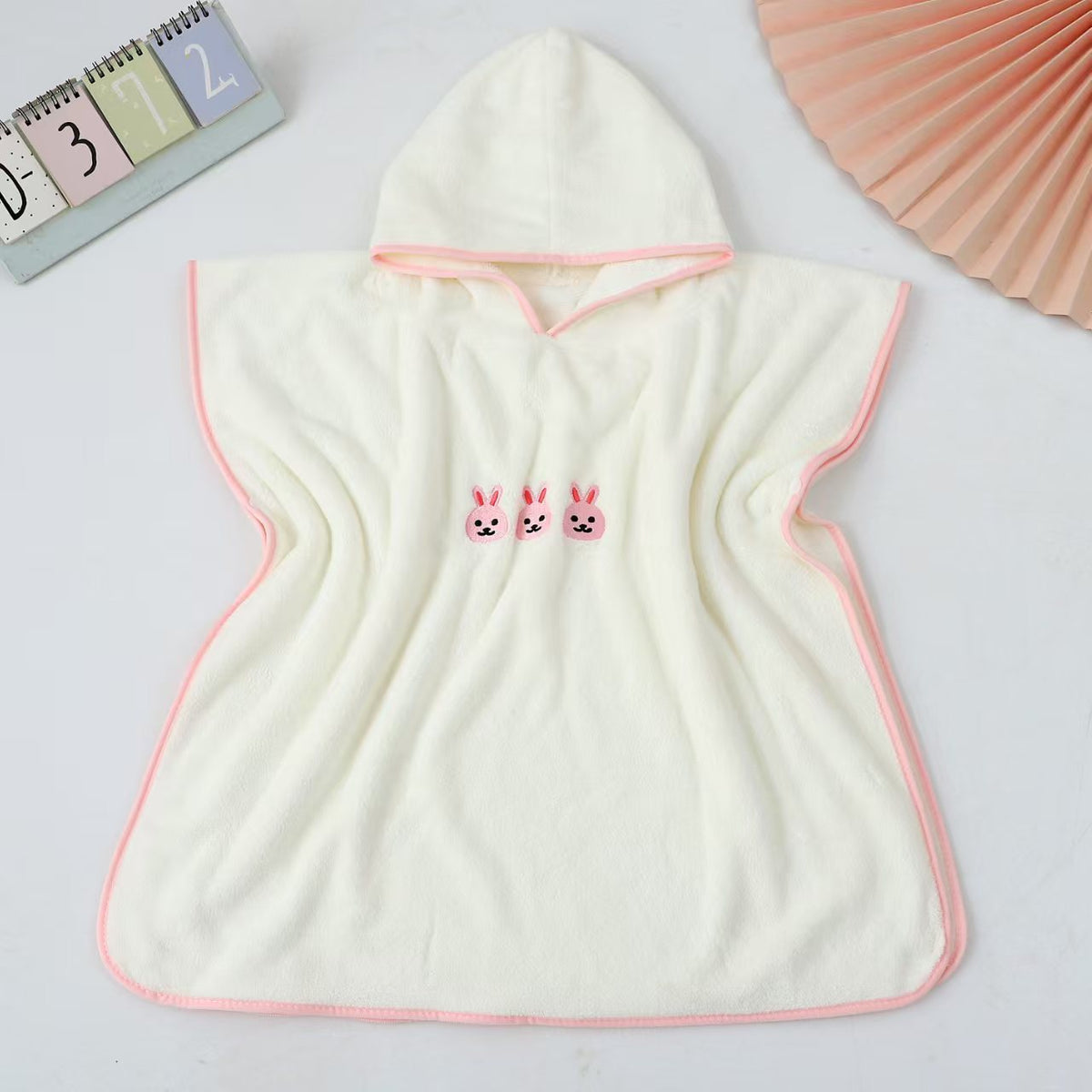 Toalla poncho con capucha Capuchita™ de conejito