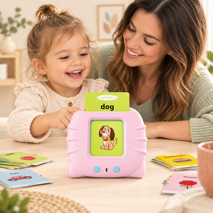 Imagen principal de LearnPlay Pro, máquina de tarjetas educativas bilingües usada por una niña junto a su madre